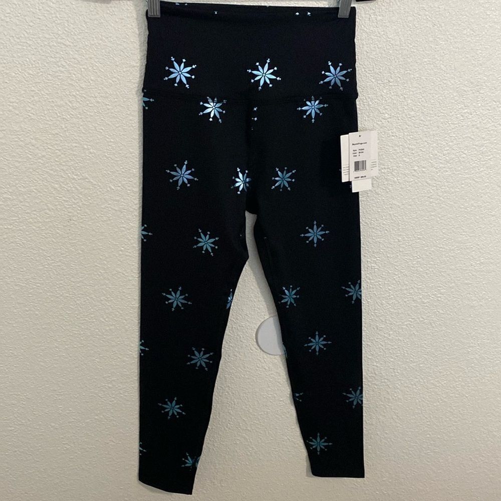 NWT- Beyond Yoga- Black with blue shimmer snowflake leggings -size Small